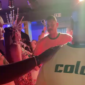 Em um vídeo publicado na web, Paolla Oliveira foi vista circulando acompanhada por 6 seguranças