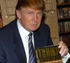 2004: Donald Trump em uma sessão de autógrafos do seu livro 'How to Get Rich'
