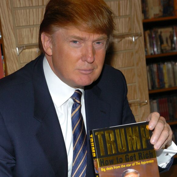 2004: Donald Trump em uma sessão de autógrafos do seu livro 'How to Get Rich'