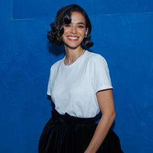 Bruna Marquezine aposta em camiseta branca e saia preta de veludo com volume dramático e laço estruturado na cintura durante evento da Hering em São Paulo