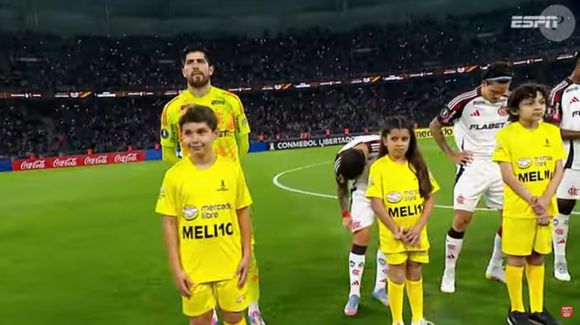 Goleiro Rossi, do Flamengo, viu seu carro blindado ser atingido por quatro tiros na Linha Amarela