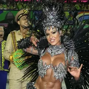 Gracyanne Barbosa foi a substituta e desfilou como rainha de bateria da Unidos da Tijuca em 2012