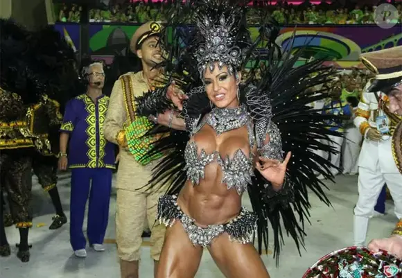 Gracyanne Barbosa foi a substituta e desfilou como rainha de bateria da Unidos da Tijuca em 2012