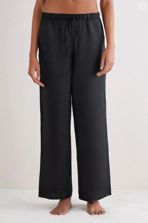 Com blazer, tricô ou camisa de alfaiataria, a calça preta de linho da Intimissimi prova que os básicos continuam sendo os maiores aliados das mulheres elegantes no inverno