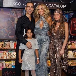 Ticiane Pinheiro posou ao lado do marido, César Tralli, e das filhas Manuella Pinheiro e Rafaella Justus durante a festa de 50 anos em São Paulo