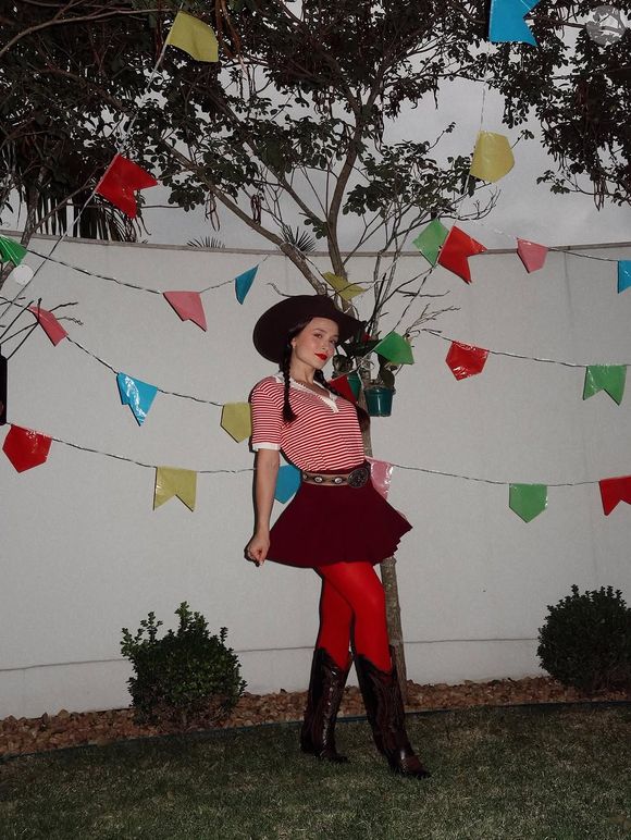 Larissa Manoela contou que improvisou no look para sua festa junina