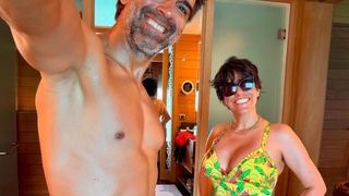 'Que corpão': aos 51 anos, Tadeu Schmidt impressiona com shape musculoso ao combinar looks com a esposa, Ana Cristina e web reage