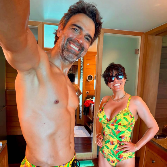 'Que corpão': aos 51 anos, Tadeu Schmidt impressiona com shape musculoso ao combinar looks com a esposa, Ana Cristina e web reage