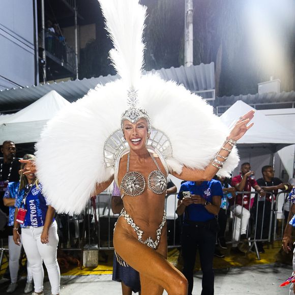 Adriane Galisteu é musa da Portela e encerrou os desfiles das escolas de samba do Rio em 2025 com a escola de samba