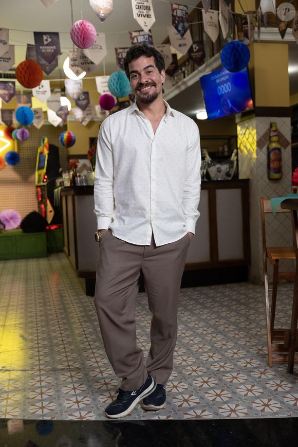 Nada de terno tradicional! Noivo Vasco (Thiago Martins) surge em produção casual e confortável, combinando alfaiataria leve com tênis, reforçando o clima descontraído da festa em Vila Isabel