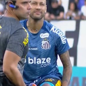 Neymar sentiu dores na coxa logo no aquecimento