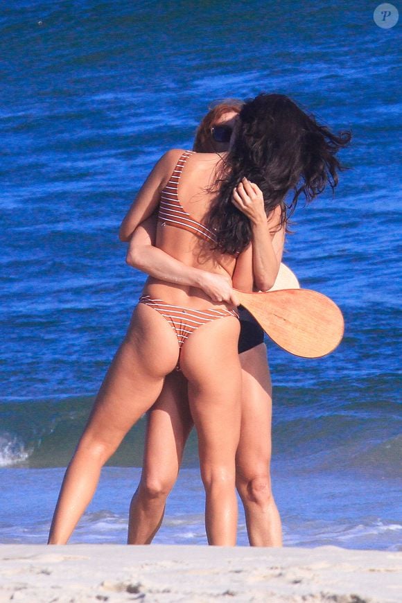 As atrizes Alanis Guillen e Gabriela Medvedovski aparecem aos beijos durante gravação de cenas românticas de Três Graças