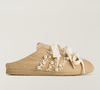 O Slip-on Simone Rocha Japan, parceria entre Adidas e Simone Rocha, aposta em pérolas, laços de cetim e cabedal texturizado para unir sofisticação e praticidade