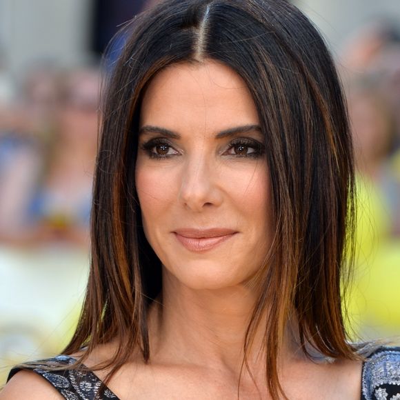 Sandra Bullock em 'Miss Simpatia', acabou chutando, de forma acidental, a panturrilha do colega Benjamin Bratt.