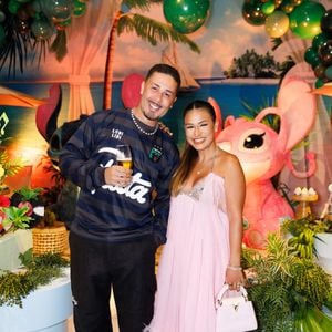 Carlinhos Maia marcou presença no aniversário de Zaya, filha de 5 anos de Simone