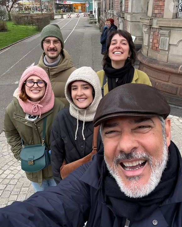 Selfie descontraída reúne William Bonner, Natasha Dantas, Vinicius e Laura em um dos passeios pela cidade. Longe da bancada, perto do frio! William Bonner curte o inverno europeu com um look despojado, de boina e casaco, durante passeio pela França.