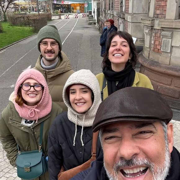 Selfie descontraída reúne William Bonner, Natasha Dantas, Vinicius e Laura em um dos passeios pela cidade. Longe da bancada, perto do frio! William Bonner curte o inverno europeu com um look despojado, de boina e casaco, durante passeio pela França.