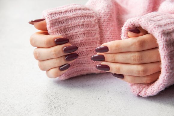 Nada de soprar as unhas após a esmaltação, pois isso pode gerar bolinhas na superfície.