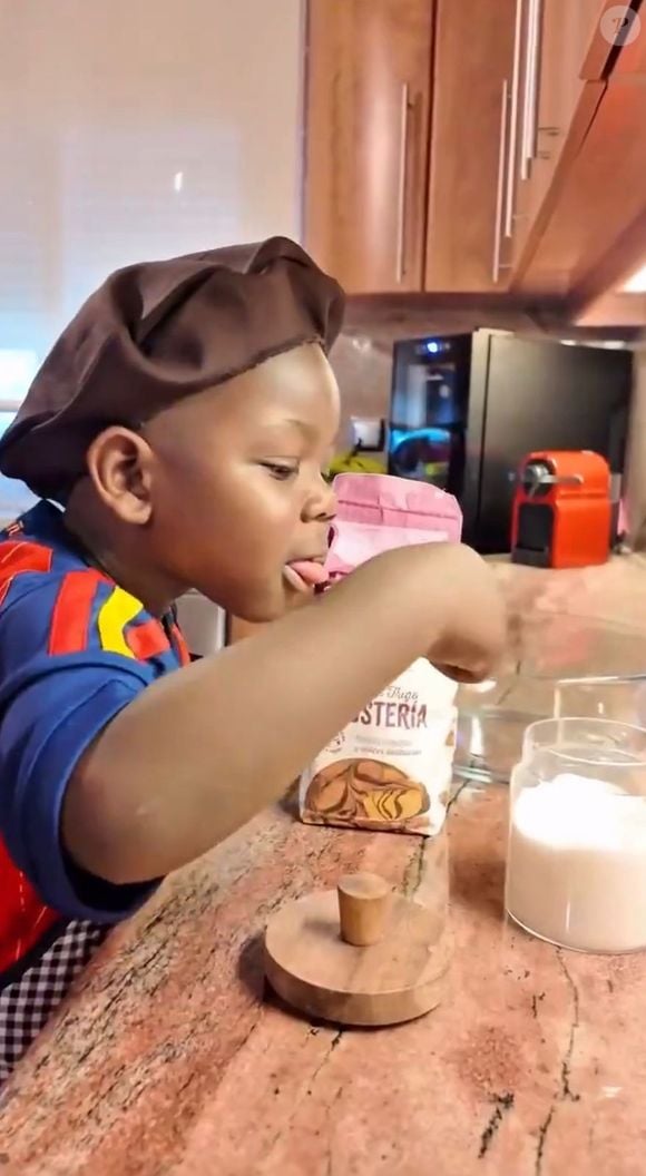 Um dos vídeos mais fofos de Keyne mostra o menino cozinhando com a mãe, Sheila Ebana. A cena em que ele quase devora uma colher de açúcar no meio da receita viralizou nas redes sociais e rendeu uma enxurrada de comentários carinhosos