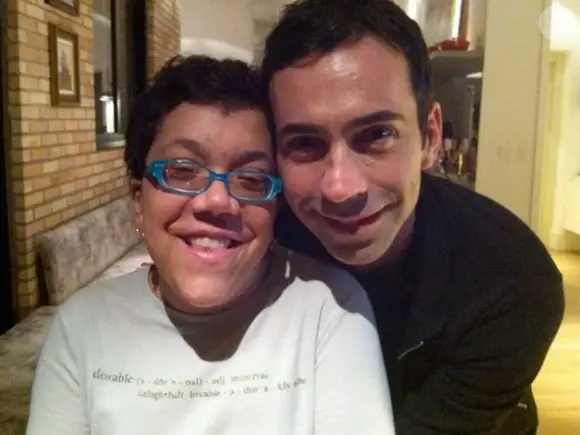 César Tralli sobre irmã: ‘Tinha convulsões. Precisei intervir em situações bem violentas. Isso foi me dando a condição do cuidado’, refletiu o comunicador, em entrevista ao jornal Extra