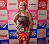 Regina Volpato escolheu um look tomara que caia em couro com a saia de abadá