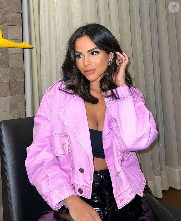 Gabily, de 'A Fazenda 17', com cabelo castanho escuro e comprimento sem mega