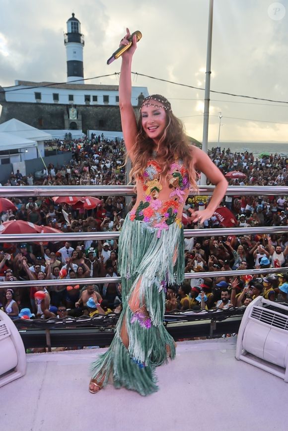 "Demoniza o axé, mas não abre mão do dinheiro", critica internauta sobre Claudia Leitte