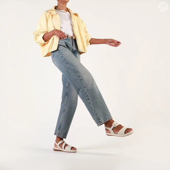 Elegância sem esforço: a sandália marfim da Usaflex aposta em um visual minimalista e confortável para transformar produções casuais em looks sofisticados.
