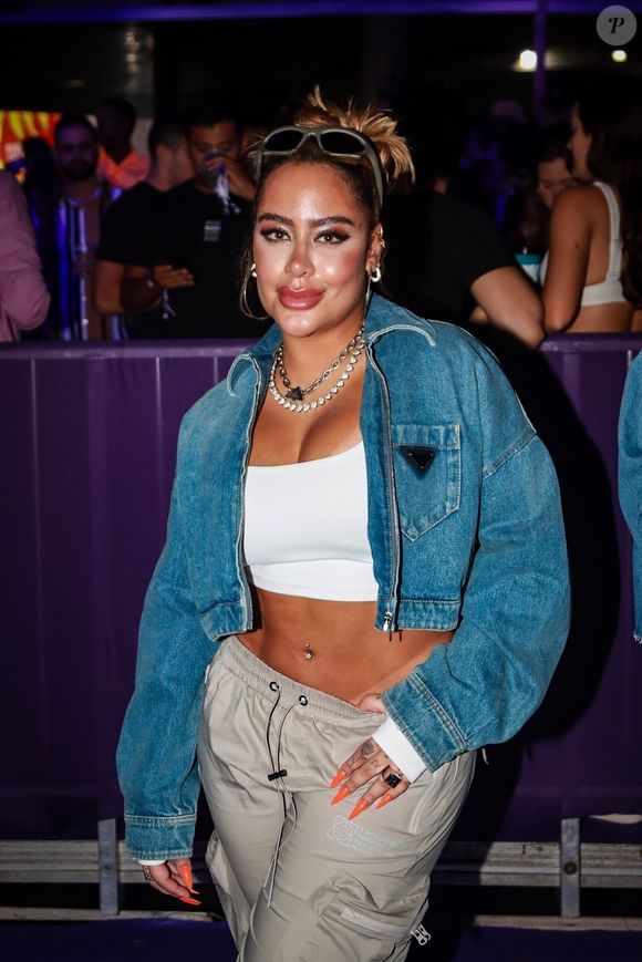 Irmã de Neymar, Rafaella Santos ficou com a sobrinha Helena enquanto o irmão famoso era reapresentado no Santos após 12 anos