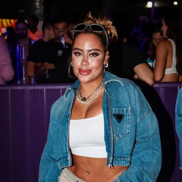 Irmã de Neymar, Rafaella Santos ficou com a sobrinha Helena enquanto o irmão famoso era reapresentado no Santos após 12 anos