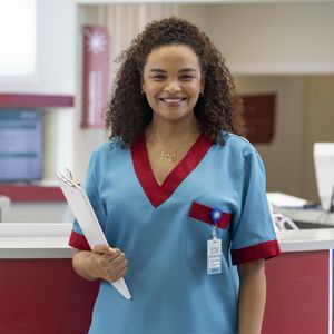 Minha prima é enfermeira como a Juli (Lucy Ramos) em 'Por Você' há 4 anos e, além de cuidar dos pacientes, não abre mão de se sentir cheirosa durante a rotina profissional. Inspirada pelos perfumes que ela adora usar, selecionei cinco fragrâncias delicadas, com cheirinho de pele limpa e roupa recém-lavada, que também conquistaram meu coração