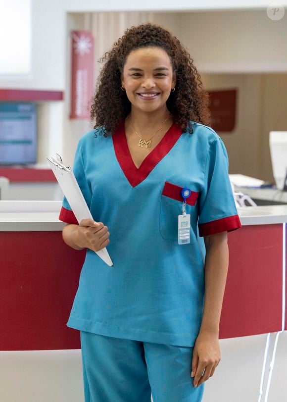 Minha prima é enfermeira como a Juli (Lucy Ramos) em 'Por Você' há 4 anos e, além de cuidar dos pacientes, não abre mão de se sentir cheirosa durante a rotina profissional. Inspirada pelos perfumes que ela adora usar, selecionei cinco fragrâncias delicadas, com cheirinho de pele limpa e roupa recém-lavada, que também conquistaram meu coração