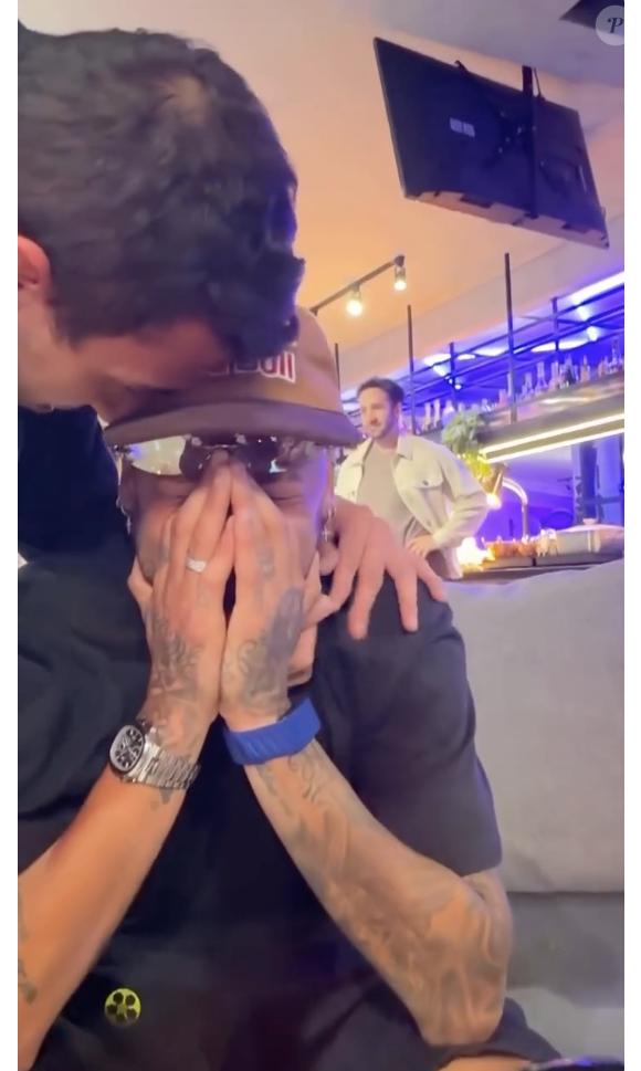Atitude de Neymar dividiu opiniões e causou na web: "O cara nem olha pra ela kkkkk essa gosta de ser odiada em público", disparou uma pessoa