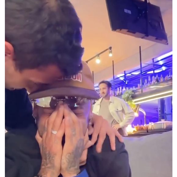 Atitude de Neymar dividiu opiniões e causou na web: "O cara nem olha pra ela kkkkk essa gosta de ser odiada em público", disparou uma pessoa