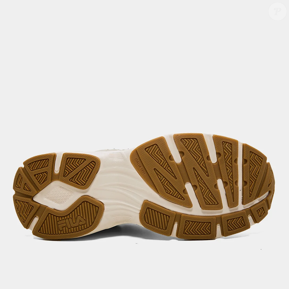 Se existe um tênis capaz de unir conforto, estética anos 2000 e praticidade para dias chuvosos, ele provavelmente atende pelo nome de Fila Runner 2k; Até o fechamento desta matéria, ele estava disponível por R$ 368,41 no site da Netshoes