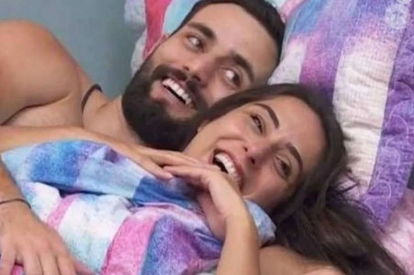 No BBB 24, o público voltou a interferir diretamente em um romance logo no início da edição. Matteus Amaral e Deniziane Ferreira, primeiro casal da temporada, não resistiram à combinação de desgaste emocional, divergências e, sobretudo, ao voto popular. A eliminação de Deniziane selou o fim definitivo da relação ainda dentro do jogo. Mais tarde, o gaúcho se envolveu com Isabelle Nogueira - com quem chegou até a final da temporada