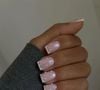 Quer dar uma repaginada na sua manicure amendoada? Unhas quadradas também ficam lindas com um acabamento cromado branco.