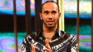 Às vésperas da 1ª corrida de 2026 da Fórmula 1, heptacampeão Lewis Hamilton revela barriga sarada e exibe tattoos em foto sem camisa