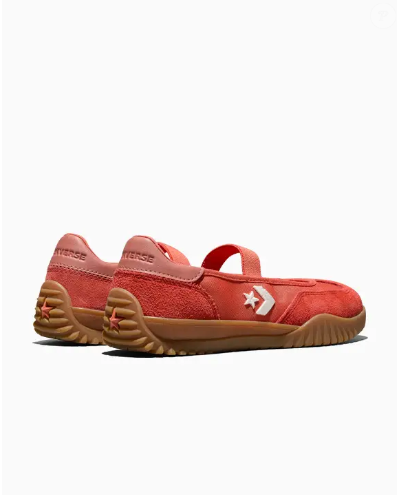 A cor 'Laranja Mecânica' se destaca na proposta dos novos tênis Converse, oferecendo uma alternativa para quem deseja sair dos tons neutros sem abrir mão de um modelo com referências clássicas