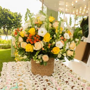 As mesas da festa de Vicky Justus seguiram a estética country chic da comemoração, com flores delicadas, tons pastel e elementos em madeira natural