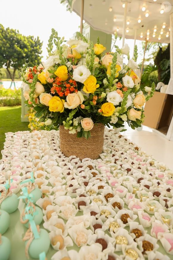 As mesas da festa de Vicky Justus seguiram a estética country chic da comemoração, com flores delicadas, tons pastel e elementos em madeira natural