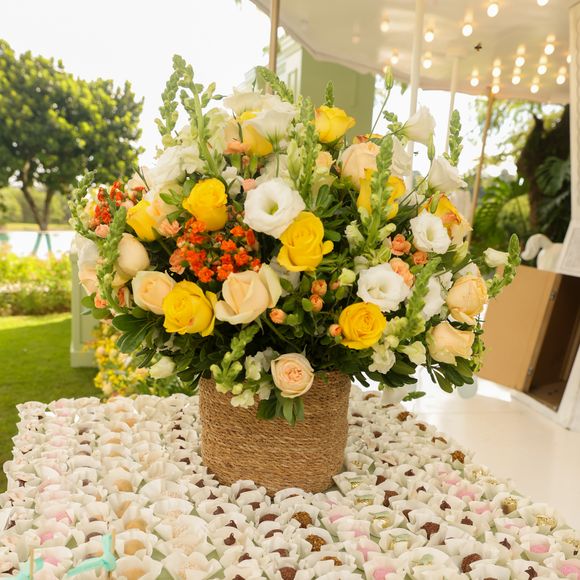 As mesas da festa de Vicky Justus seguiram a estética country chic da comemoração, com flores delicadas, tons pastel e elementos em madeira natural