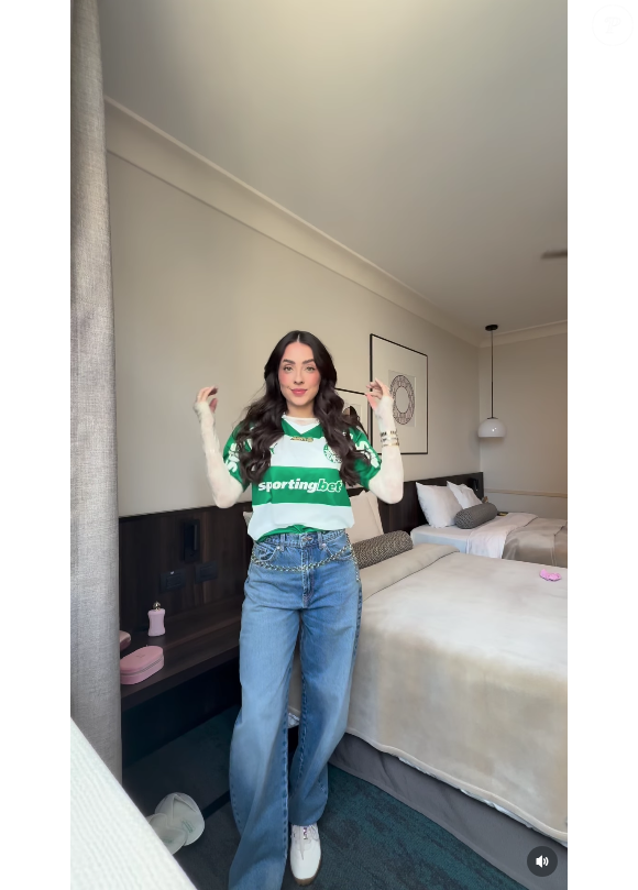Namorada de Bruno Fuchs, do Palmeiras, a influenciadora Keila Garcia esbanjou beleza com um look de calça jeans com a camiseta do clube e camisa por baixo