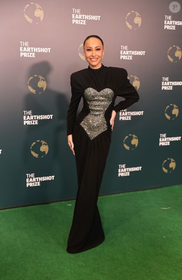 Sabrina Sato surgiu como se tivesse saído diretamente de um editorial de alta moda futurista. Seu vestido preto longo era uma obra-prima escultural: mangas longas, ombros marcados e uma construção que moldava o corpo com precisão milimétrica