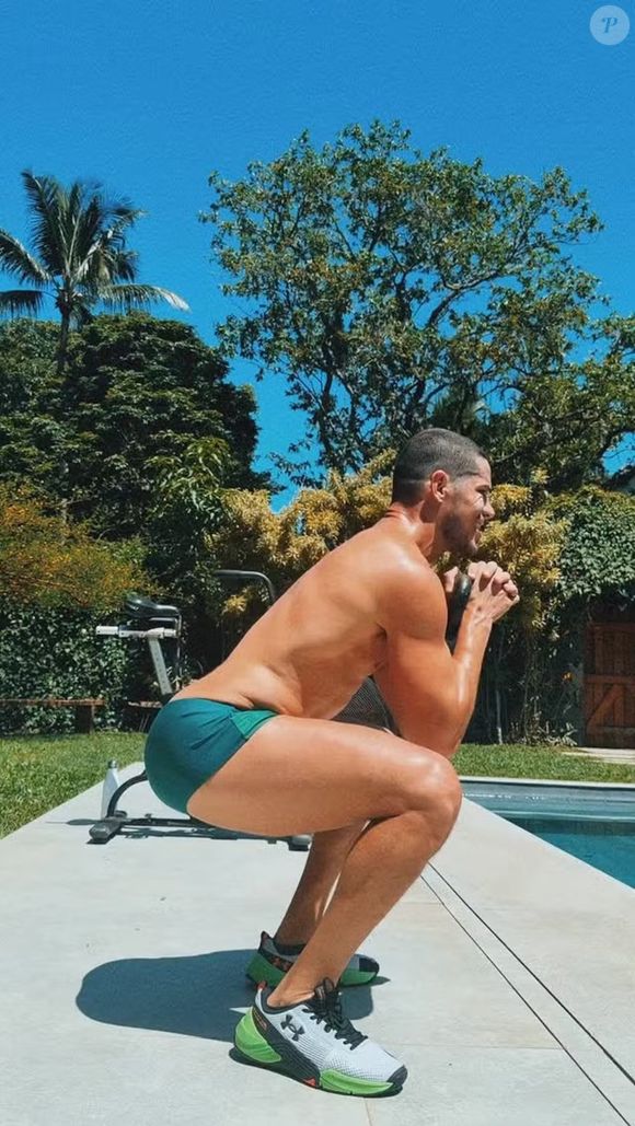 José Loreto já publicou diversos registros se exercitando à beira da piscina de sua mansão