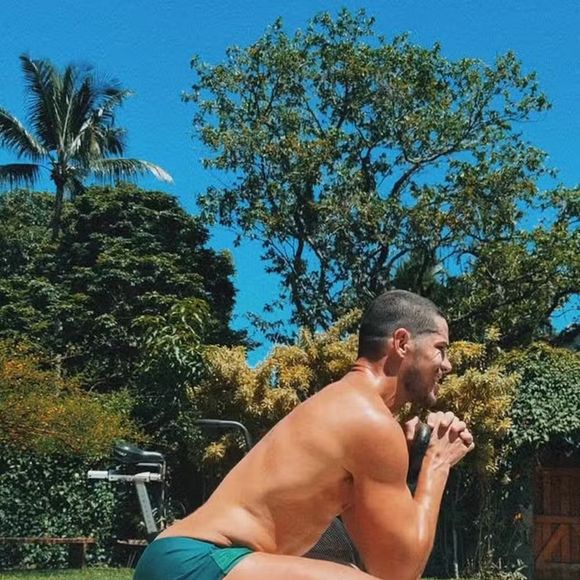 José Loreto já publicou diversos registros se exercitando à beira da piscina de sua mansão