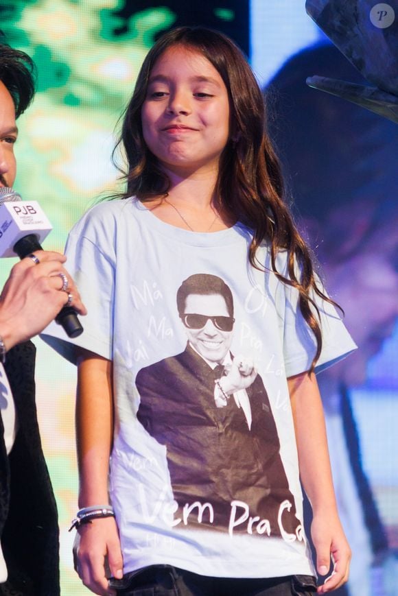 Neta de Silvio Santos, Jane, filha de Patricia Abravanel, usou camiseta em homenagem ao avô famoso, morto em 2024