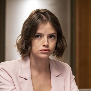 Agatha Moreira aposta no chanel ondulado na altura do queixo, com as mechas frontais levemente mais longas. As pontas desconectadas e os fios jogados para a lateral acrescentam movimento ao corte