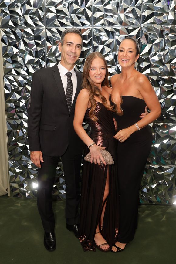 Rafaella Justus posou com a mãe e o padrasto, Ticiane Pinheiro e César Tralli, na festa de renovação de votos de Roberto Justus e Ana Paula Siebert