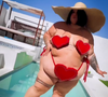 Empoderamento de Thais Carla pode ser visto em uma tatuagem próxima aos seios que diz "Corpo TODO. Corpo GORDO. Corpo LIVRE"